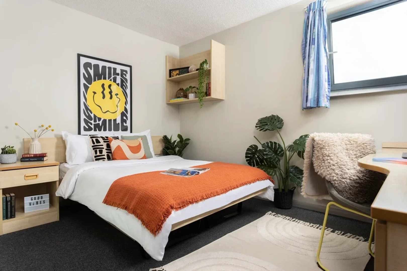 Chambre d'étudiant à avec espace d'étude et installations communes