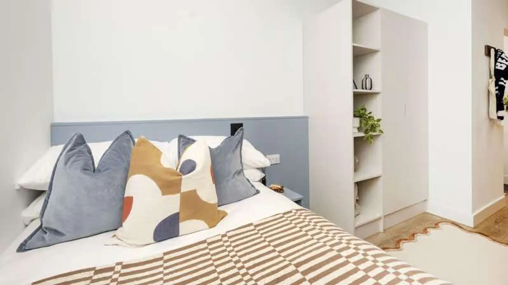 Chambre abordable pour les étudiants avec un bon éclairage dans