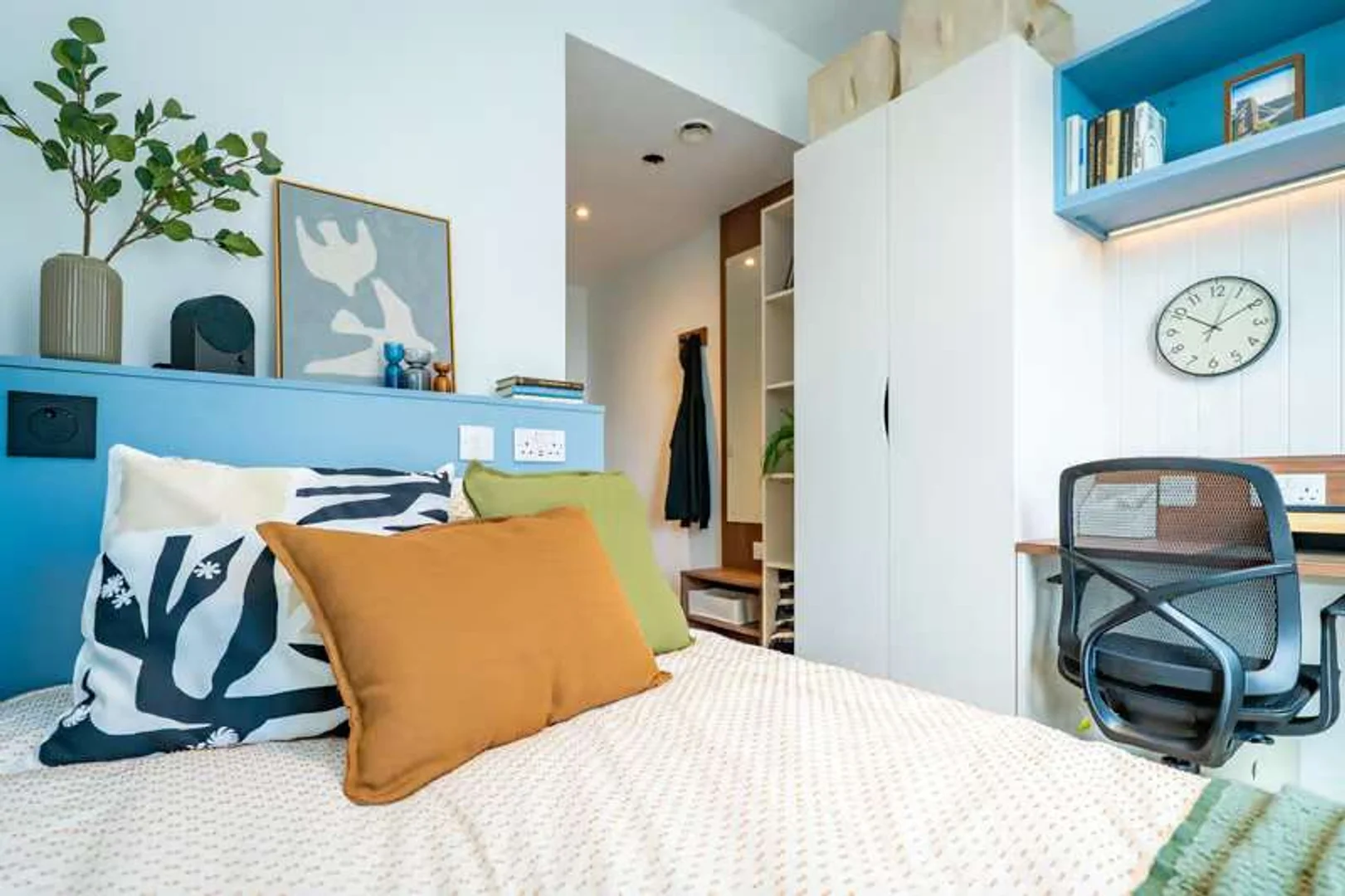 Chambre conviviale pour les étudiants dans avec des équipements modernes