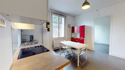 Appartamento intero in Rue de la Roche du Geai, Côte Chaude-Grand Clos-Momey, immagine 2 di 10