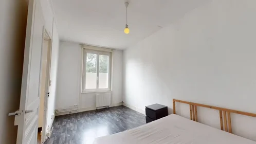 Appartamento intero in Rue de la Roche du Geai, Côte Chaude-Grand Clos-Momey, immagine 6 di 10