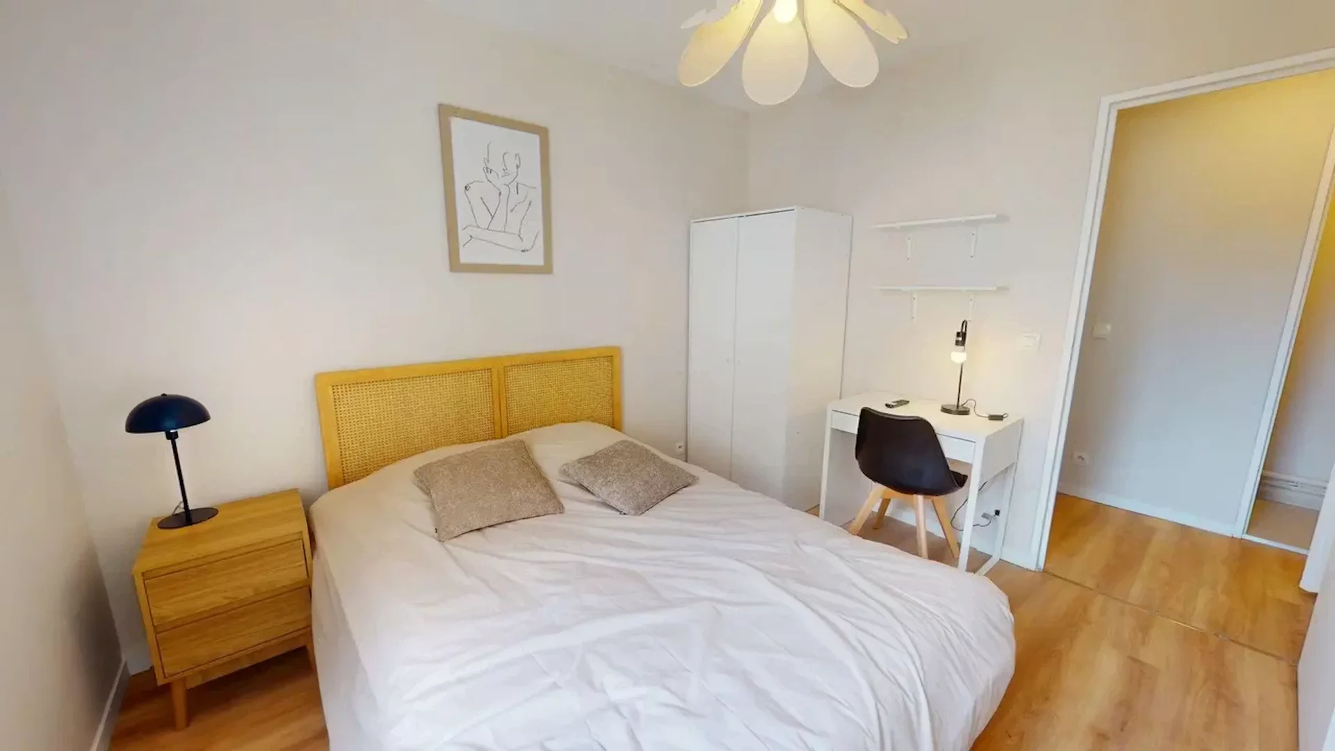 Chambre d'étudiant économique avec emplacement pratique dans