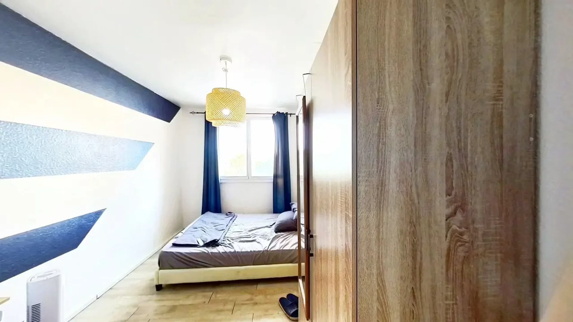Habitación estudiantil funcional perfecta para estudiar en 