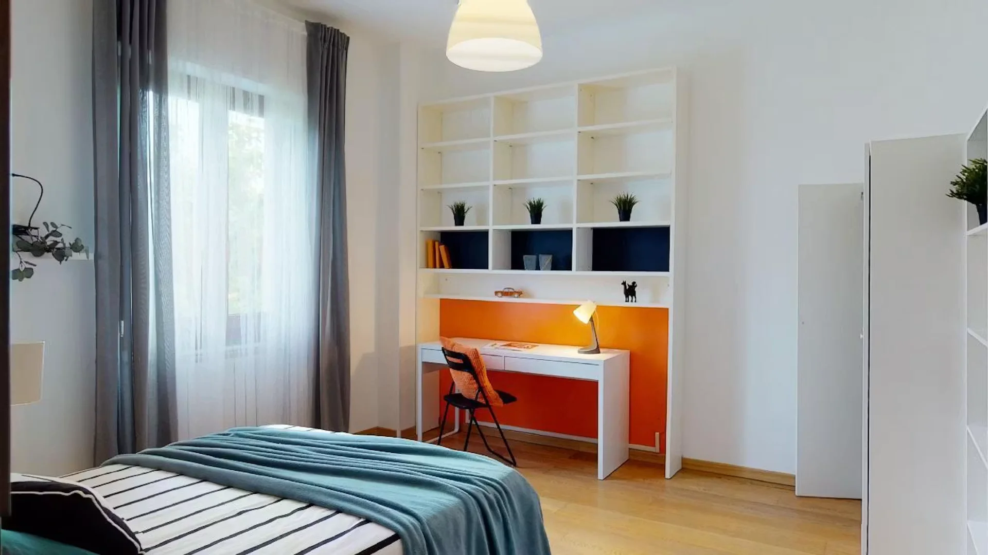 Bright and airy student room with easy university access in 