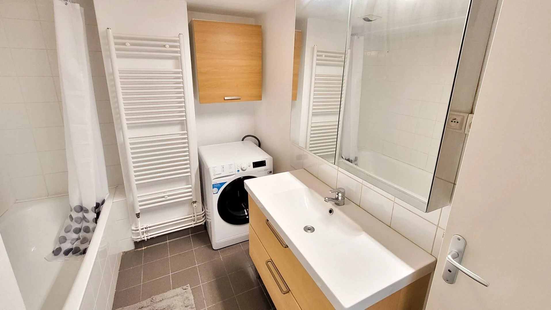 Chambre d'étudiant à  avec espace d'étude et installations communes