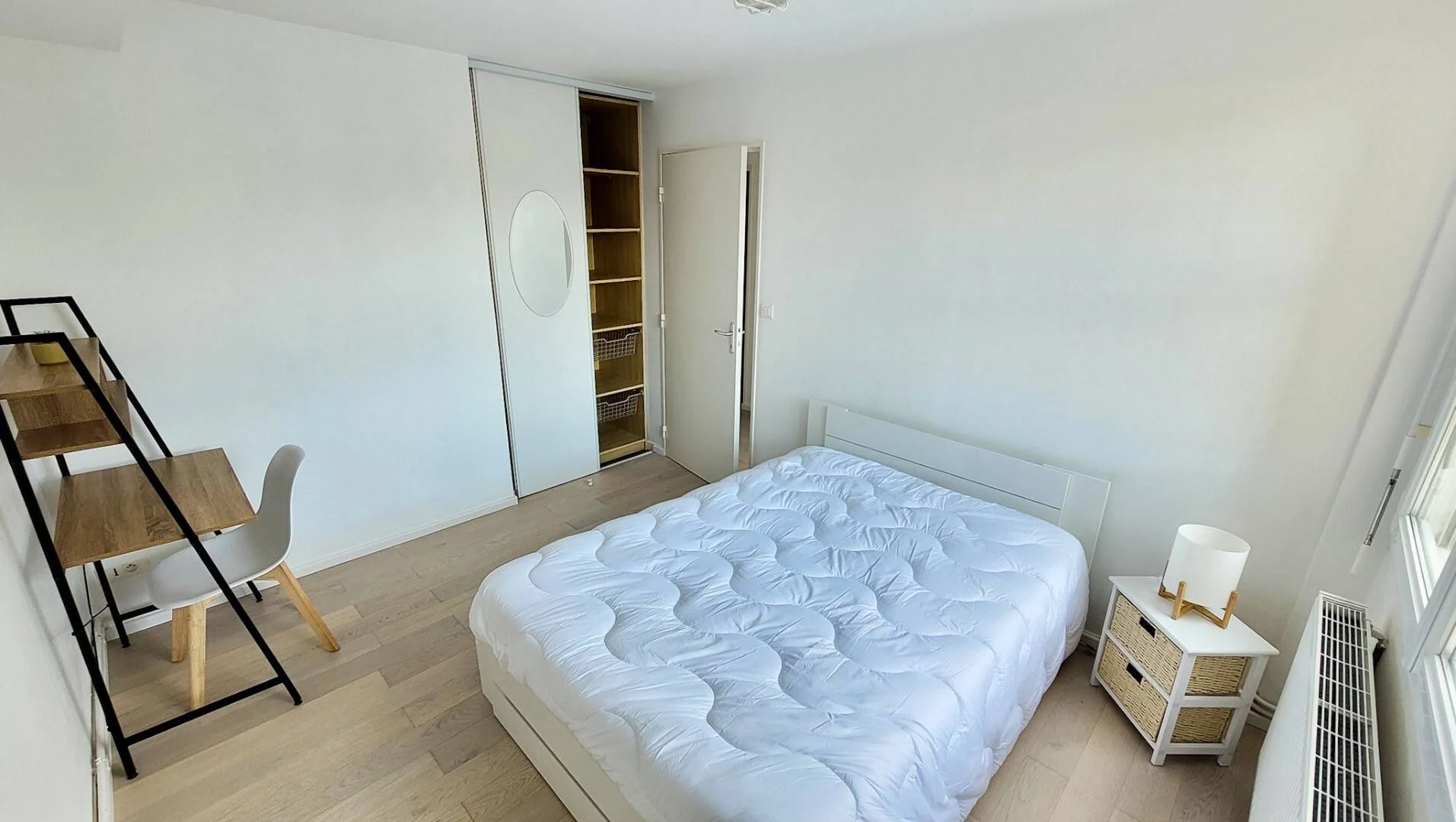 Chambre d'étudiant à  avec espace d'étude et installations communes