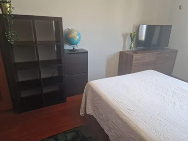 Quarto privado em Av. Congresso Oposição Democrática, 3800 Aveiro, Portugal, imagem 13 de 21