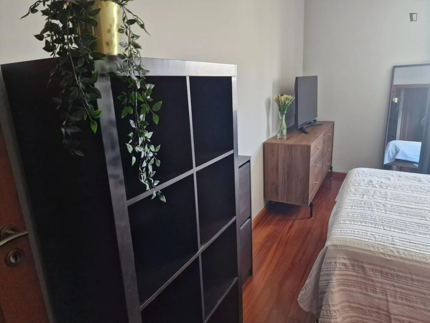 Quarto de estudante luminoso e arejado com acesso fácil à universidade em 