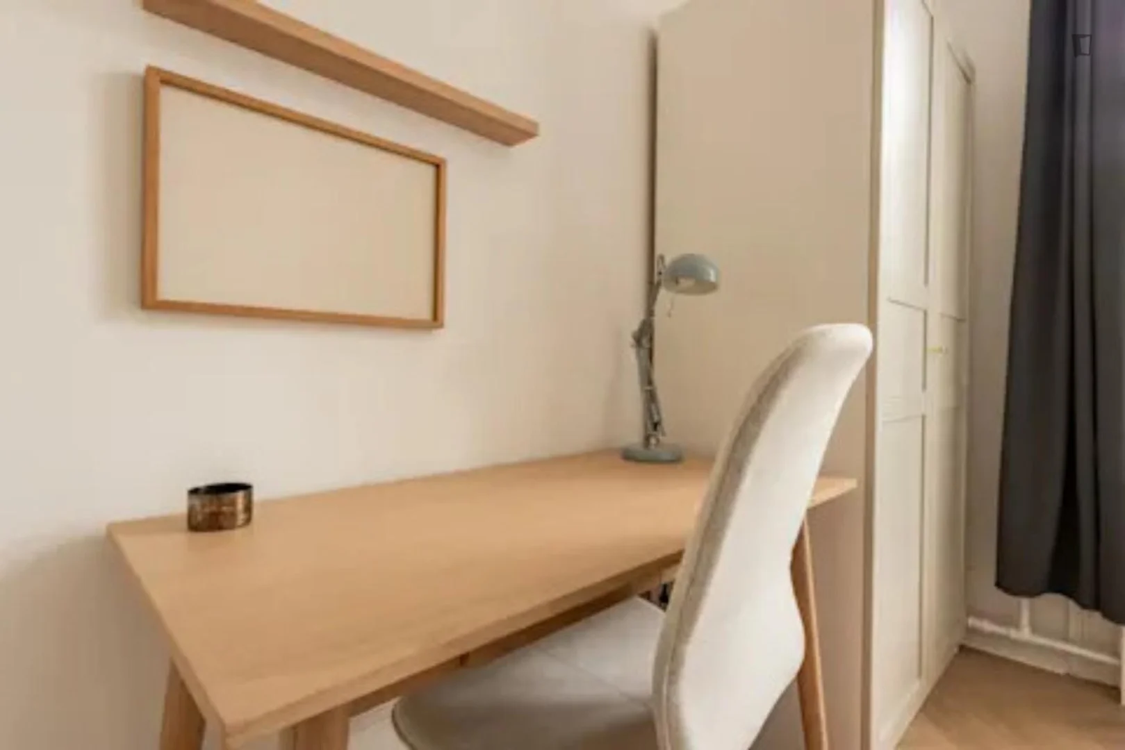 Habitación estudiantil amplia y cómoda en