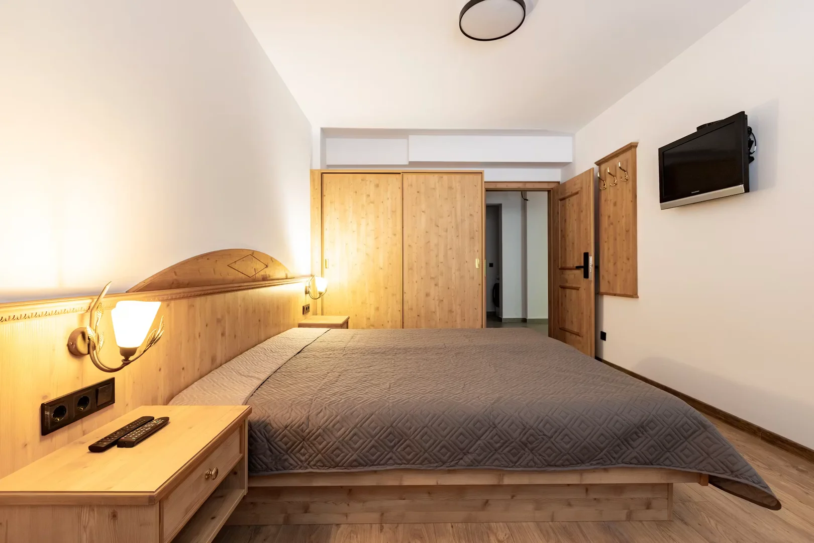 Quarto acessível para estudantes com iluminação ampla em 