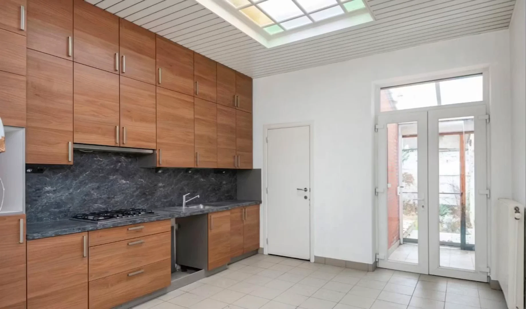 Chambre d'étudiant à  avec espace d'étude et installations communes