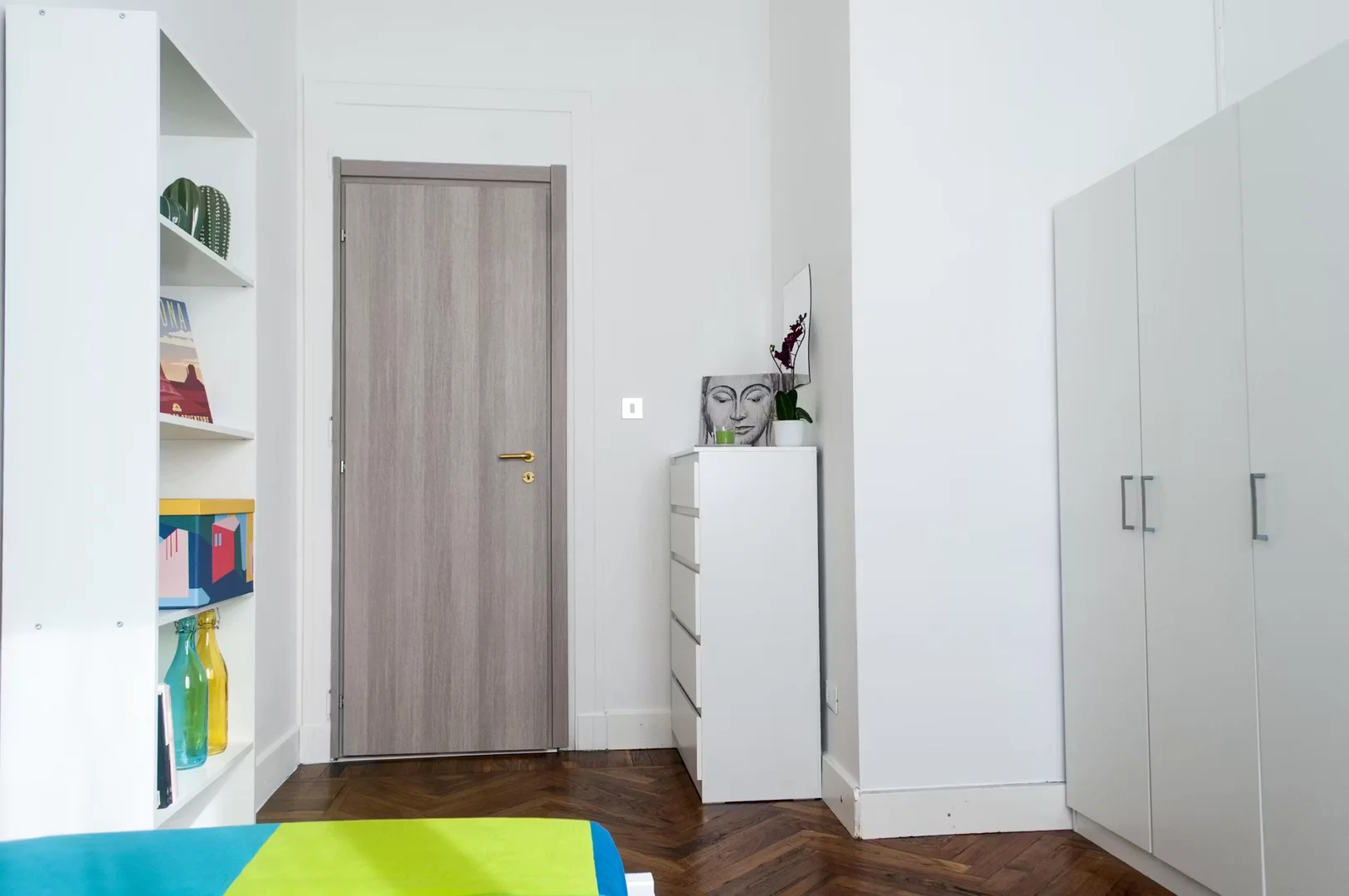 Quarto acessível para estudantes com iluminação ampla em