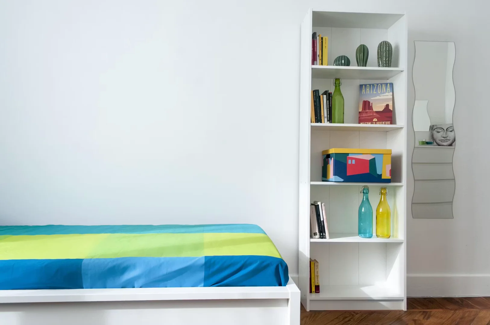 Quarto acessível para estudantes com iluminação ampla em