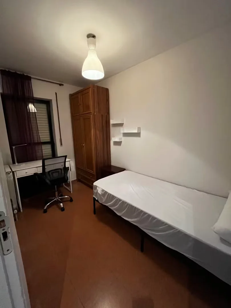 Bezahlbares Zimmer für Studenten mit ausreichender Beleuchtung in