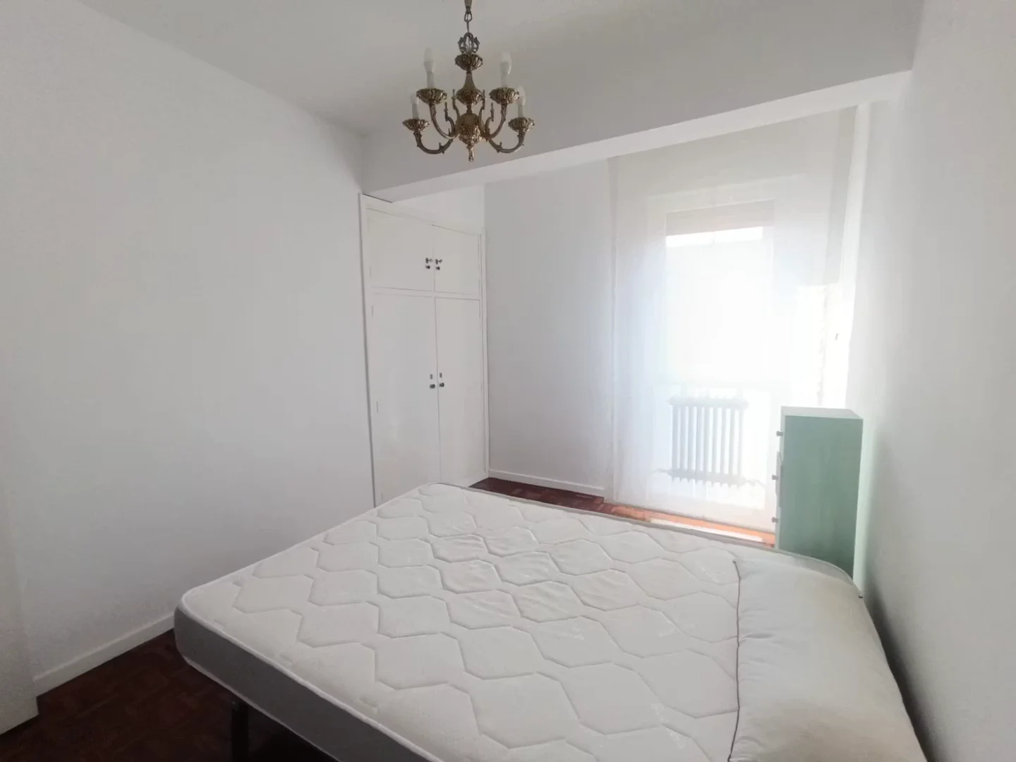 Habitación estudiantil luminosa y aireada con fácil acceso a la universidad en 