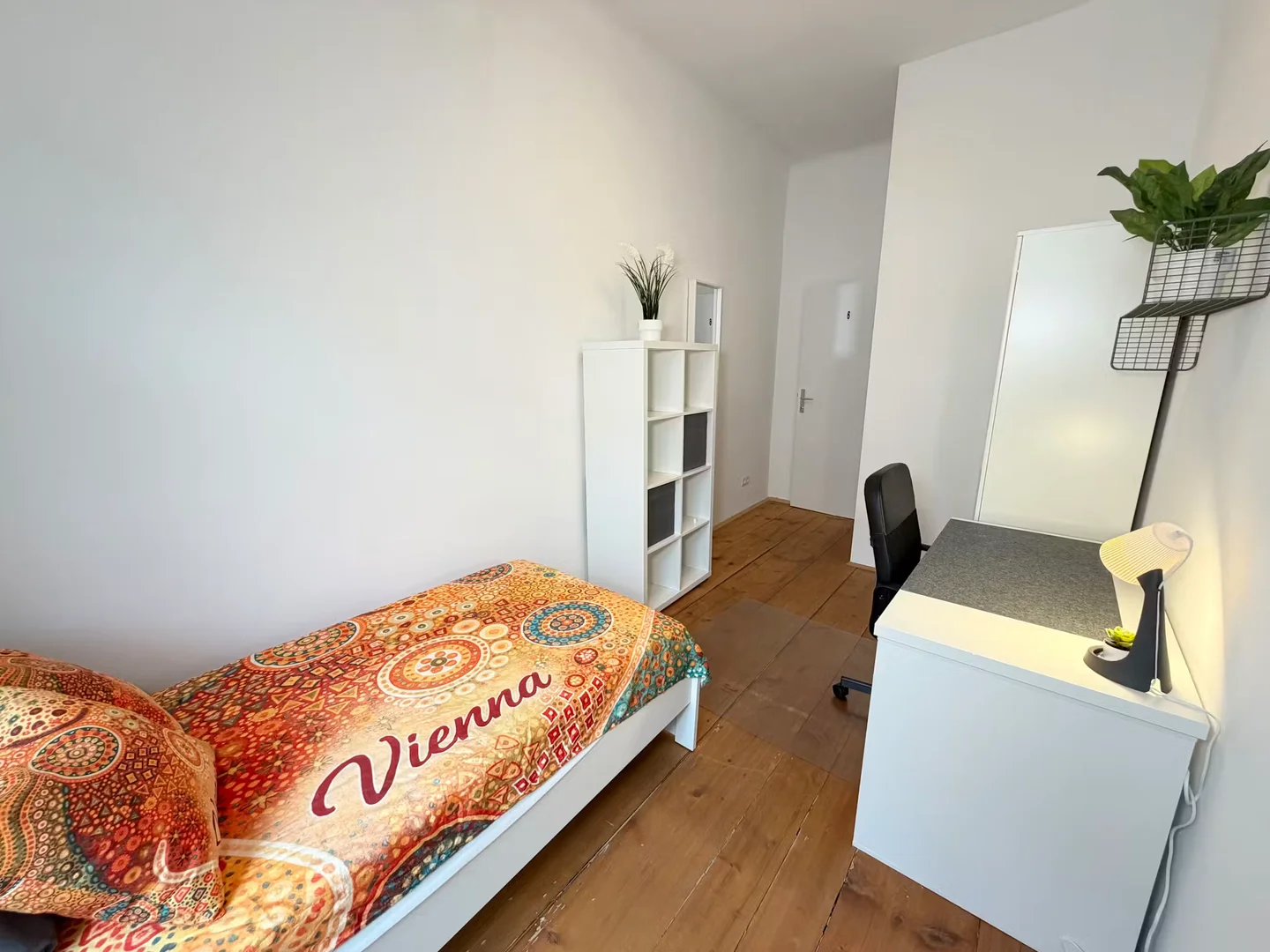 Studentenzimmer in  mit Arbeitsbereich und Gemeinschaftseinrichtungen