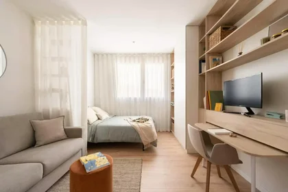 Dairenin tamamı konumu Calle de Perdiguera, , 1 10 görüntüsü