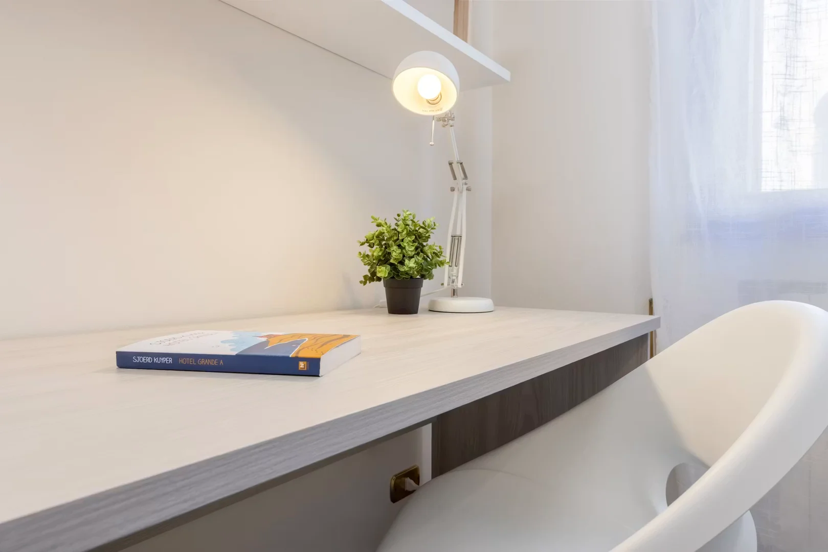 Zimmer in Studentenwohnung in zu vermieten, voll möbliert
