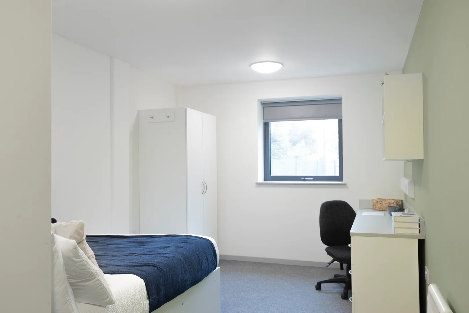 Chambre abordable pour les étudiants avec un bon éclairage dans 