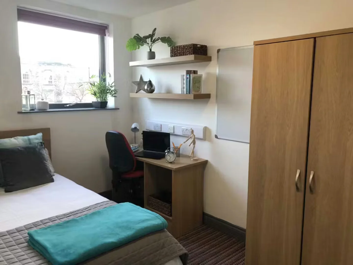 Zimmer in Studentenwohnung in zu vermieten, voll möbliert