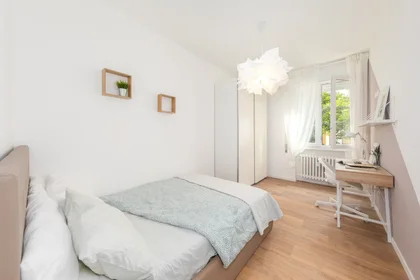 {area} de ortak bir dairede kiralık oda