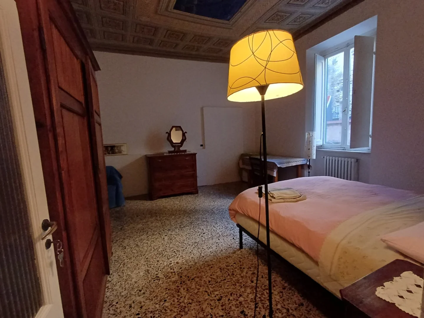 Habitación estudiantil amplia y cómoda en 
