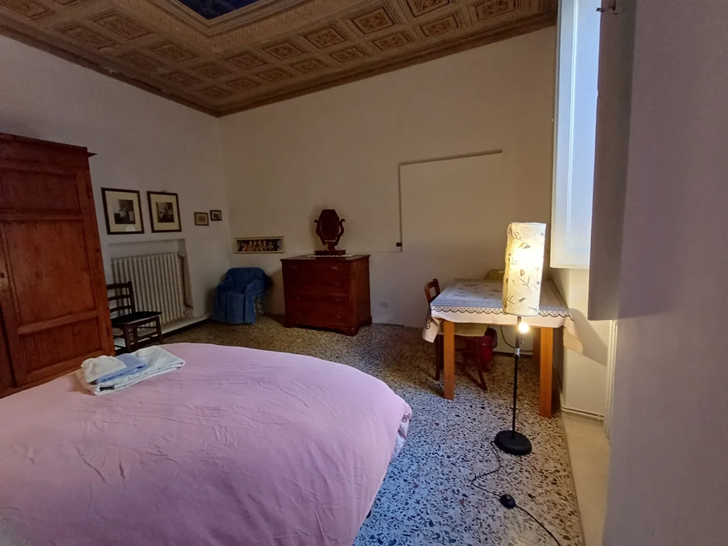 Habitación estudiantil funcional perfecta para estudiar en 