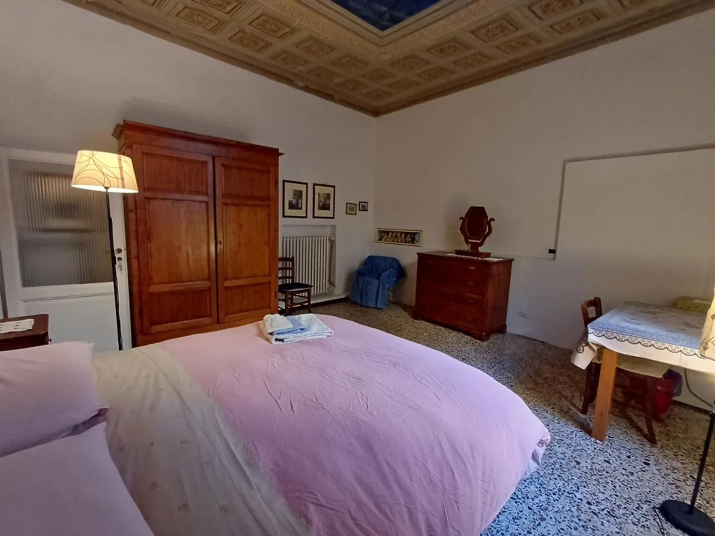 Habitación estudiantil luminosa y aireada con fácil acceso a la universidad en 
