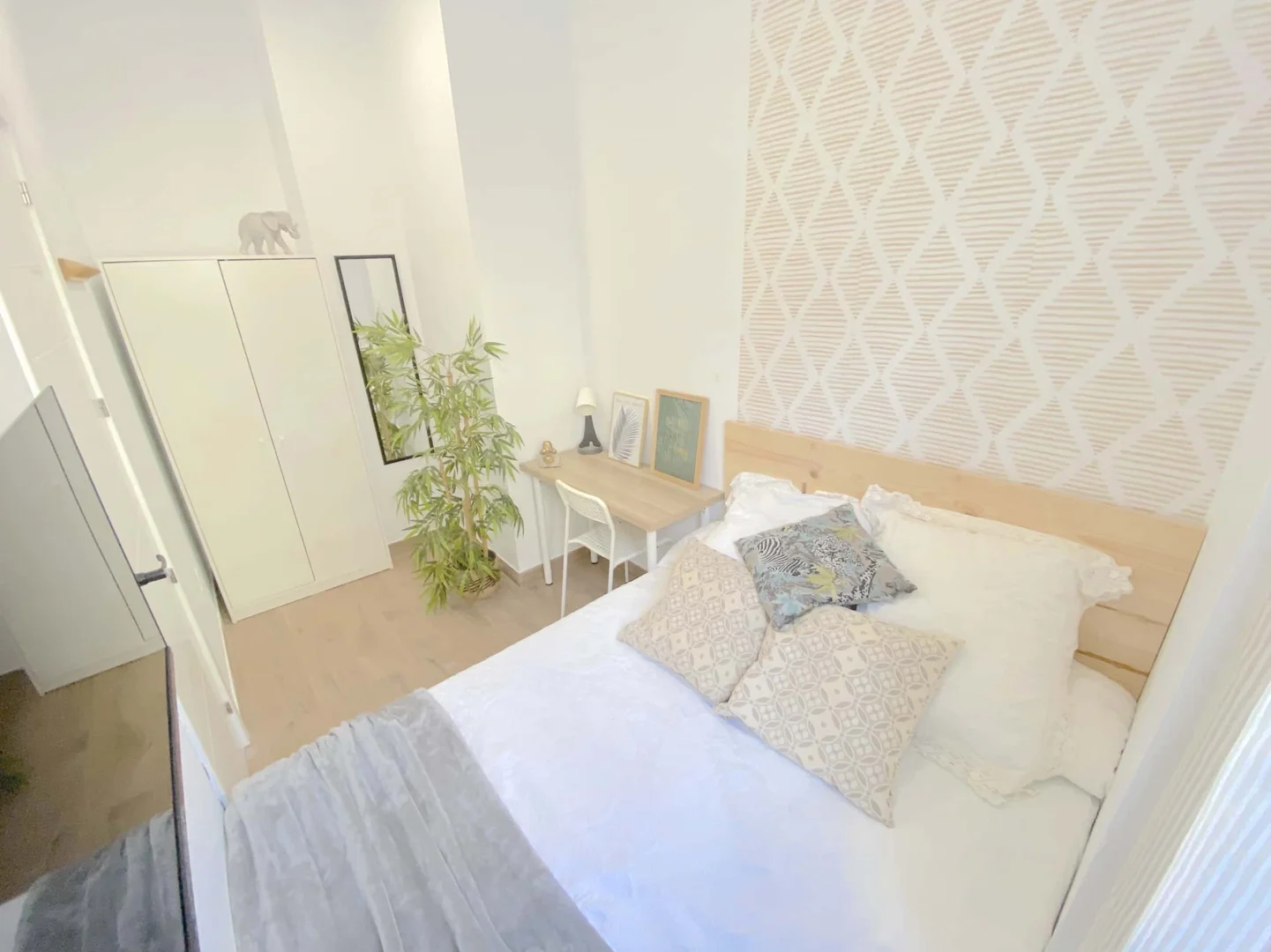 Habitación estudiantil amplia y cómoda en 