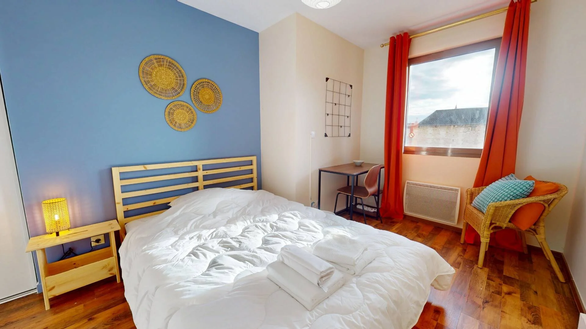 Quarto de estudante em  com área de estudo e instalações partilhadas