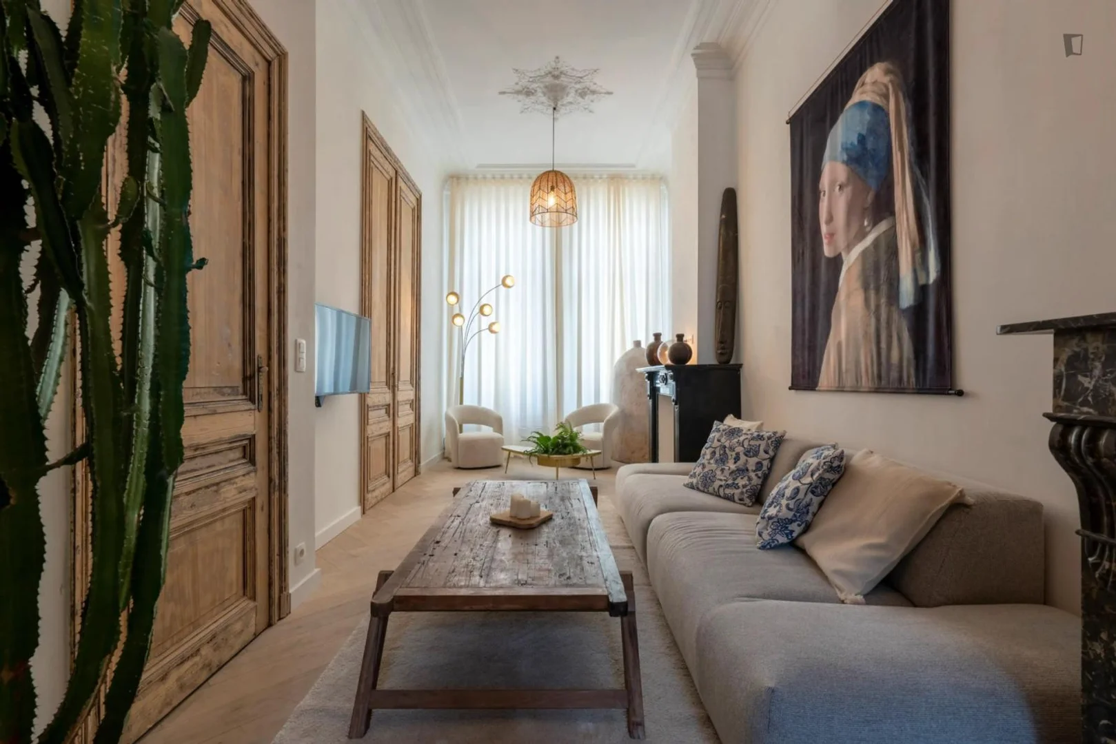 Habitación estudiantil funcional perfecta para estudiar en 