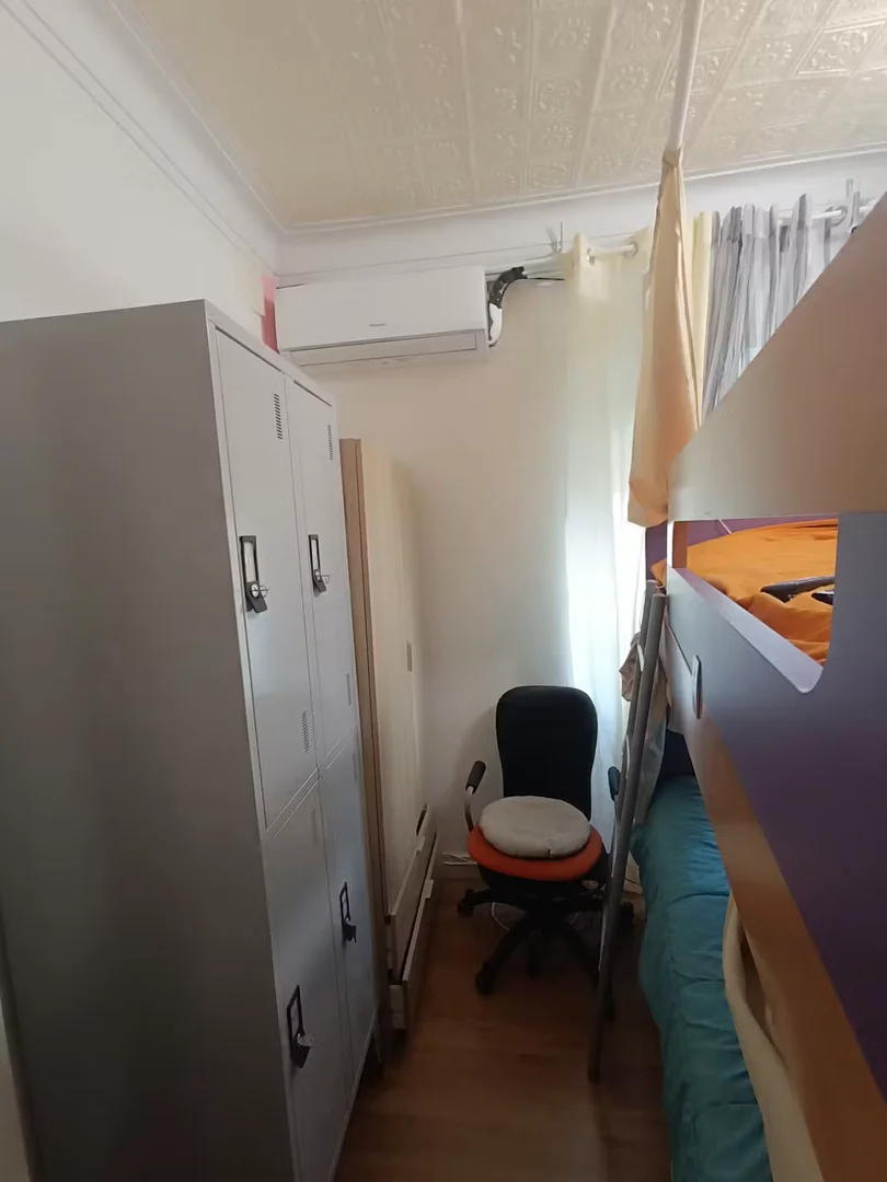 Chambre confortable pour étudiants disponible dans 