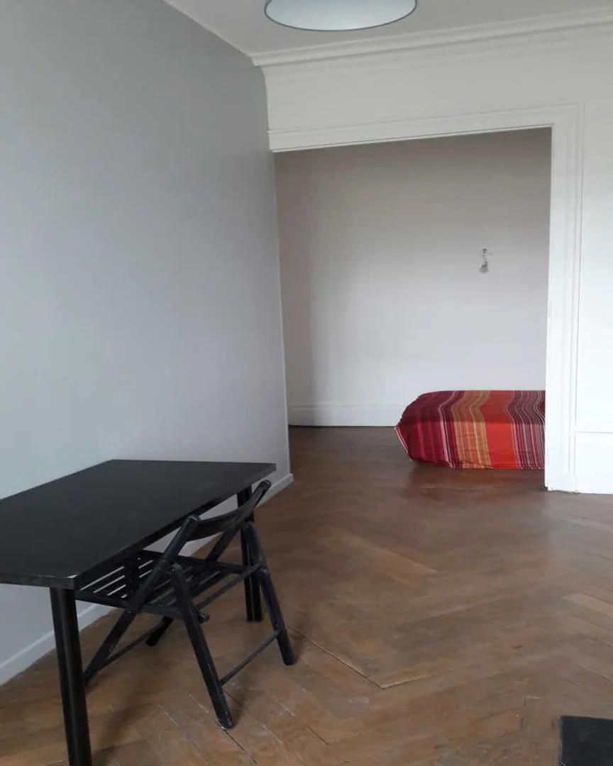 Chambre d'étudiant lumineuse et aérée avec accès facile à l'université dans 