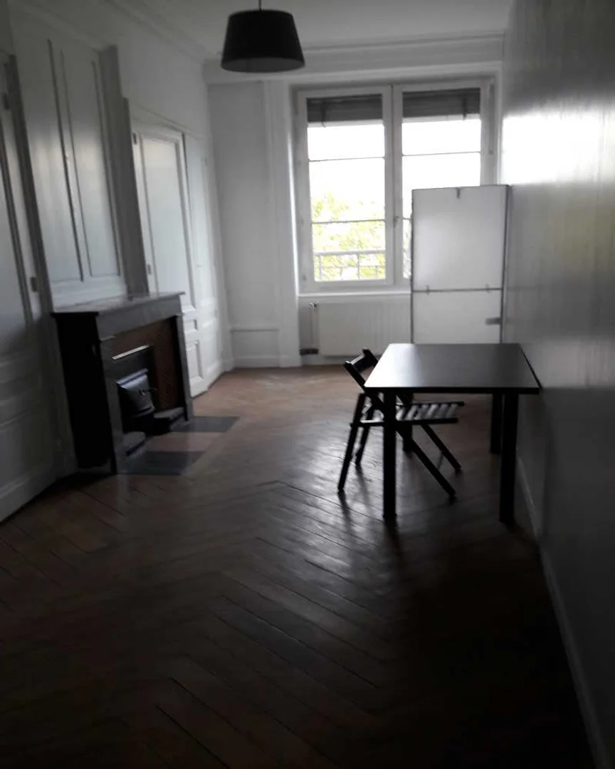 Chambre conviviale pour les étudiants dans  avec des équipements modernes