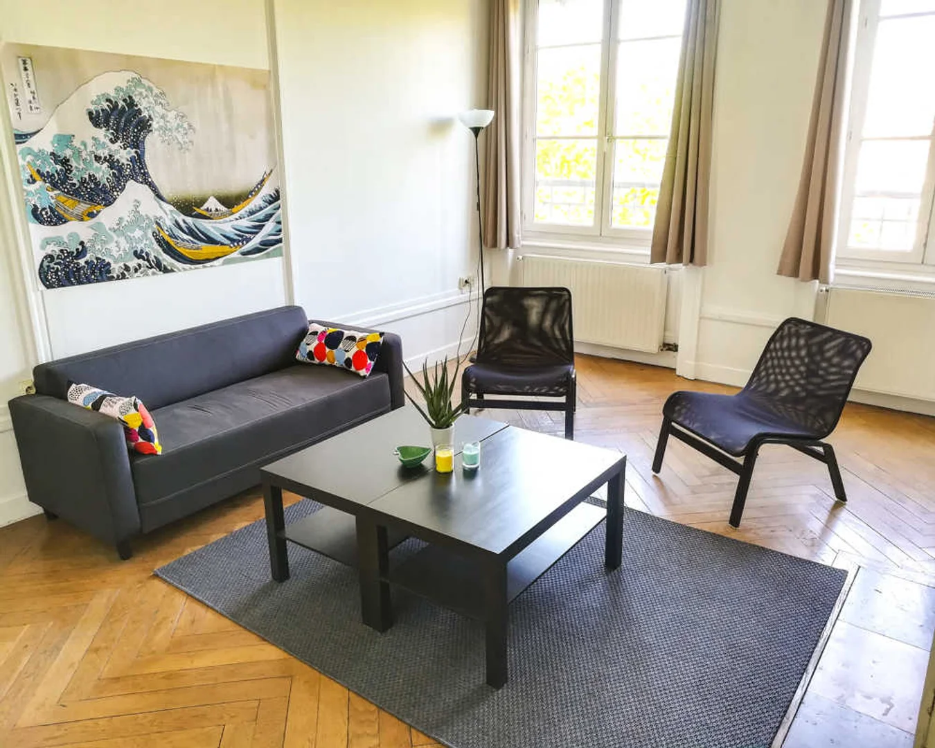 Chambre d'étudiant à  avec espace d'étude et installations communes