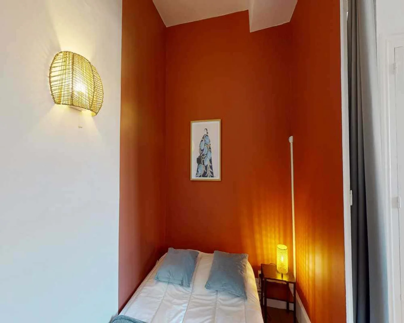 Habitación estudiantil amplia y cómoda en 
