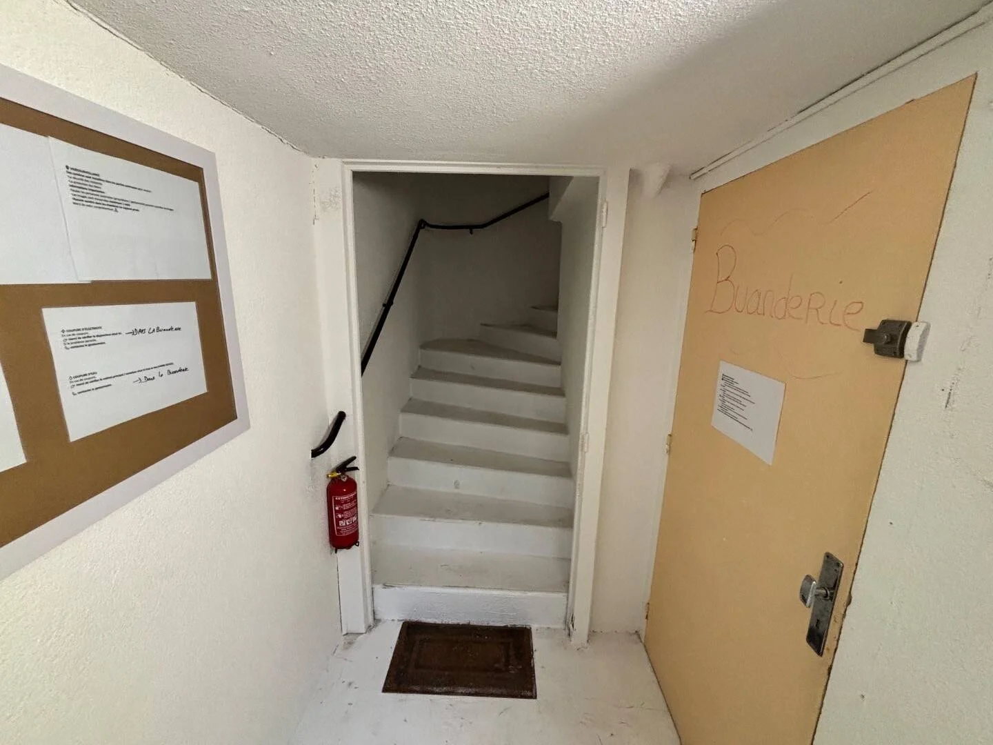 Chambre d'étudiant à  avec espace d'étude et installations communes