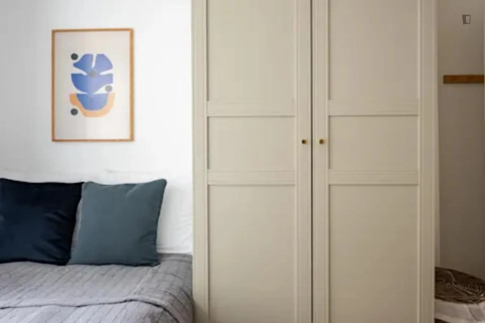 Affordable room for students with ample lighting in 
