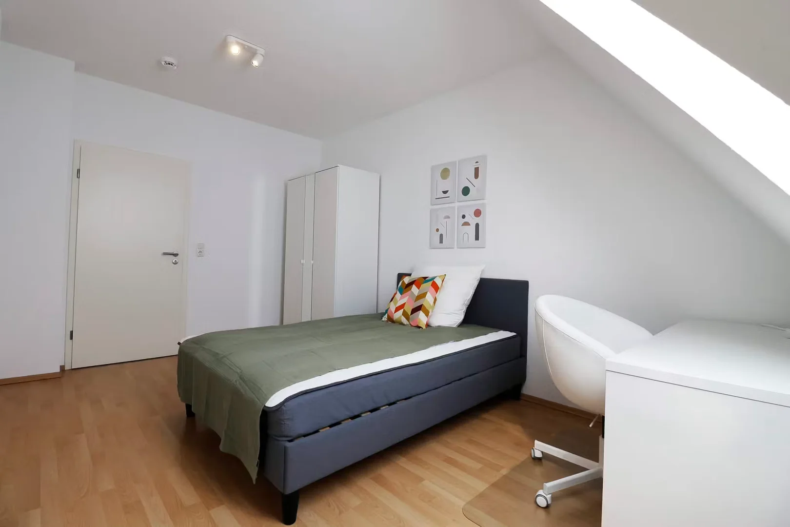 Chambre abordable pour les étudiants avec un bon éclairage dans 