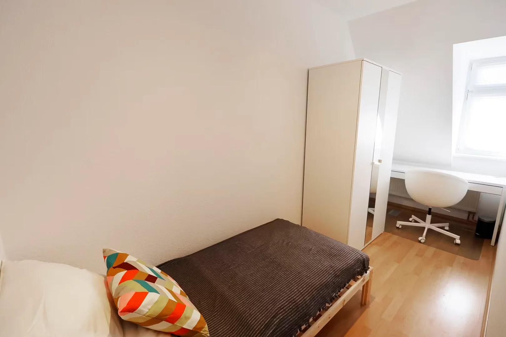 Chambre conviviale pour les étudiants dans  avec des équipements modernes