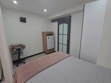 Habitación privada en Carrera 81B # 51A-25, imagen 1 de 10