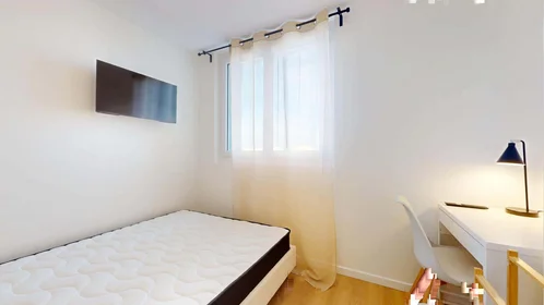Chambre privée à 96 Rue de Chaussas, 31200 Toulouse, France, image 1 de 19