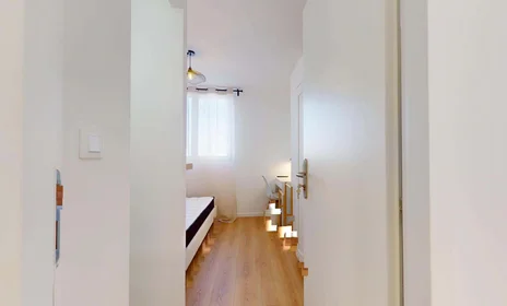 Chambre privée à 96 Rue de Chaussas, 31200 Toulouse, France, image 2 de 19