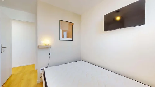Chambre privée à 96 Rue de Chaussas, 31200 Toulouse, France, image 4 de 19