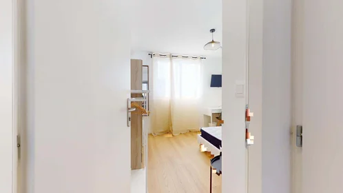 Private room at 96 Rue de Chaussas, 31200 Toulouse, France, image 3 of 20