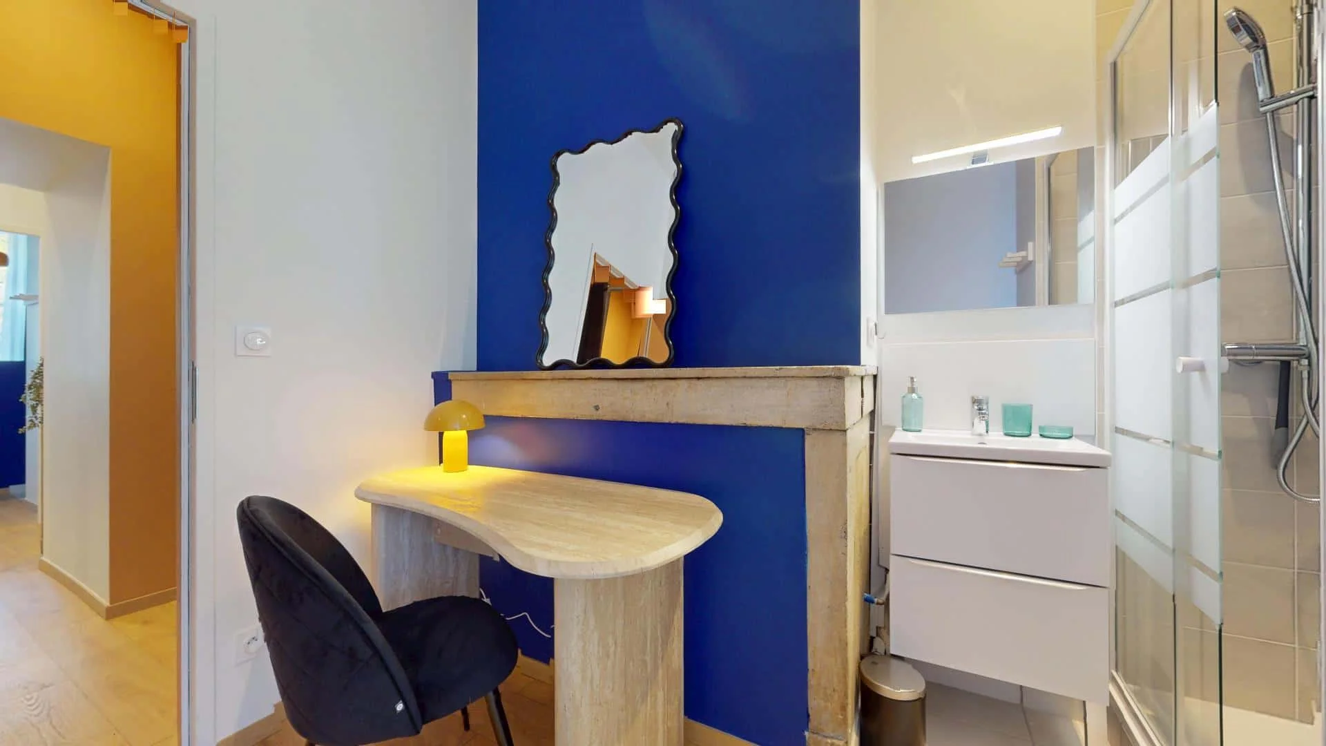 Habitación estudiantil luminosa y aireada con fácil acceso a la universidad en 