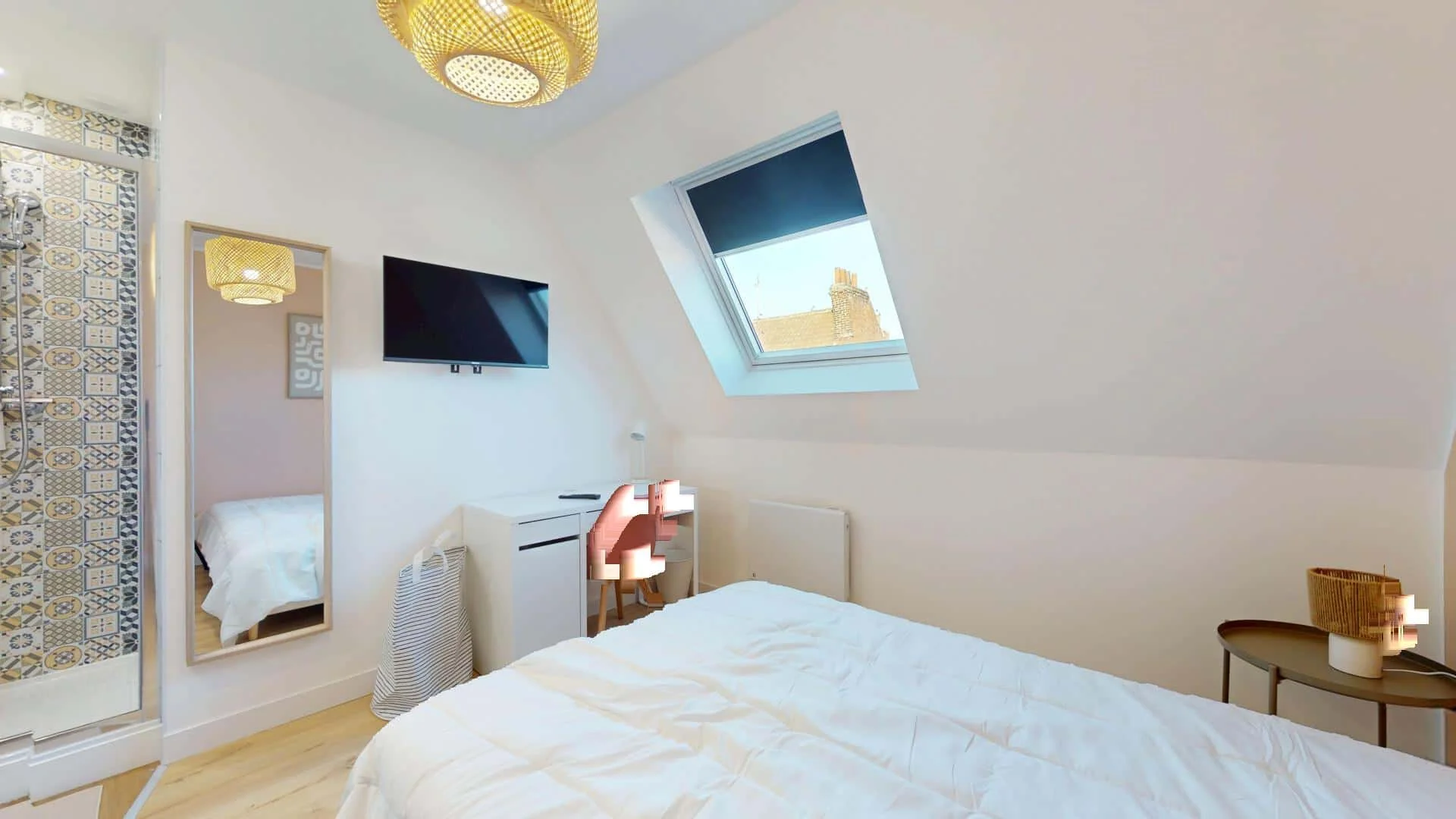 Chambre d'étudiant à  avec espace d'étude et installations communes