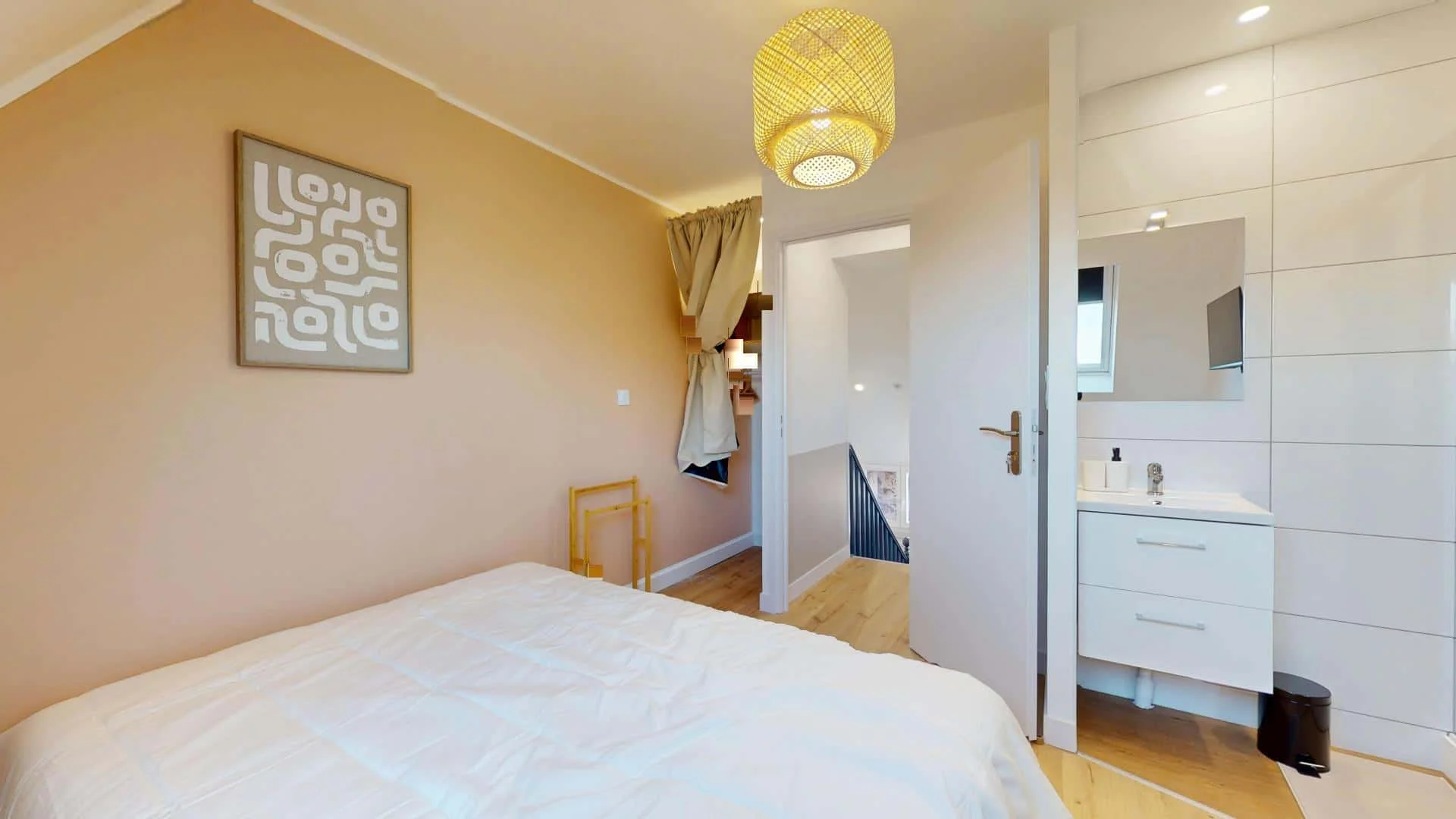 Chambre confortable pour étudiants disponible dans 