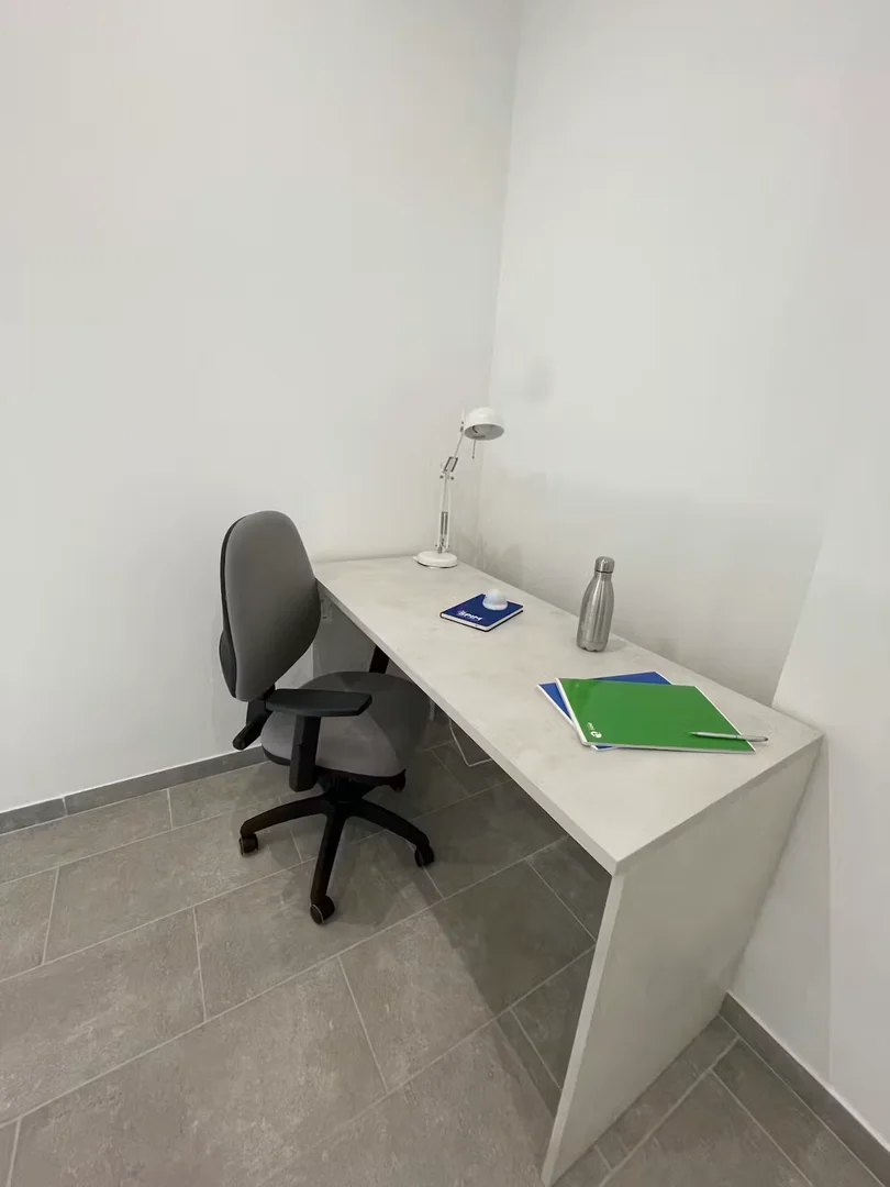 Chambre abordable pour les étudiants avec un bon éclairage dans