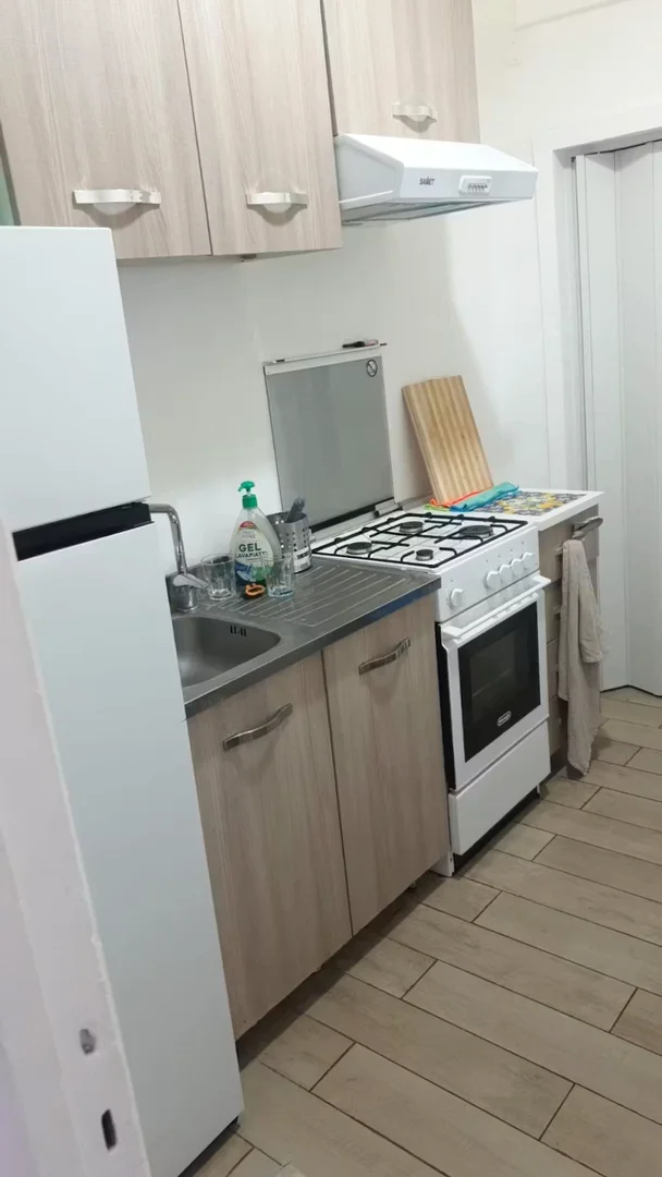 经济实惠的学生房间，在有充足的照明